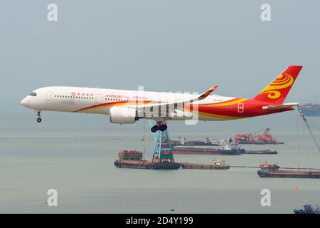 Aereo di Hong Kong Airlines Airbus A350 in arrivo all'aeroporto Chep Lap Kok di Hong Kong. Atterraggio di aerei Hongkong Airlines. Foto Stock