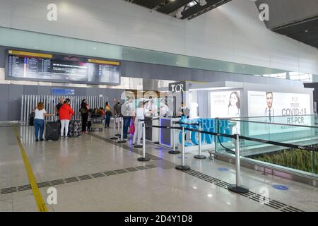 Centro di test Covid all'interno del terminal 3 dell'aeroporto di San Paolo. Test PCR express per i passeggeri internazionali all'aeroporto di Guarulhos, Brasile. Foto Stock