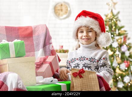 Carino bambina e regali di Natale. Foto Stock