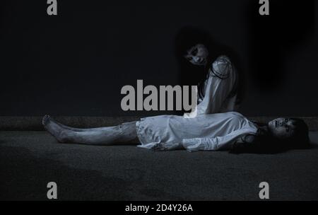 Donna fantasma horror suo morto e dormire, halloween concetto Foto Stock