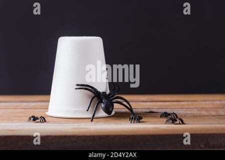 Divertente Halloween giorno decorazione partito, plastica tumbler fantasma, studio girato isolato su sfondo nero, felice concetto di vacanza Foto Stock