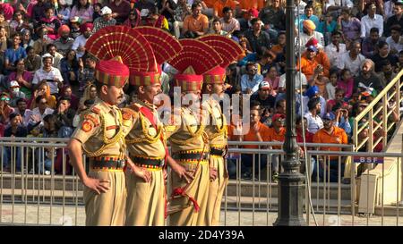 AMRITSAR, INDIA - 19 MARZO 2019: Quattro soldati in parata durante la cerimonia di chiusura al confine di Wagah tra pakistan e india vicino amritsar Foto Stock