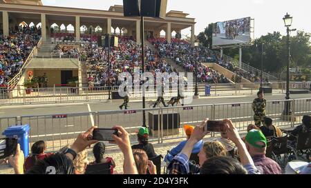 AMRITSAR, INDIA - 19 MARZO 2019: Cani da guardia in parata al confine di Wagah tra india e pakistan vicino amritsar, india Foto Stock