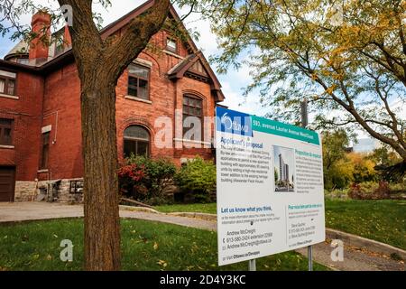 Ottawa, Ontario, Canada - 8 ottobre 2020: Un segno all'edificio storico Alexander Fleck House di Ottawa descrive un'applicazione per costruire una proposta Foto Stock
