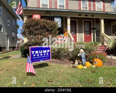 Stroudsburg, Stati Uniti. 8 ottobre 2020. Un poster elettorale per il presidente americano Trump e il vicepresidente Pence si trova nel giardino di una casa. La Pennsylvania è uno dei cosiddetti stati di Battleground o Swing, dove né i repubblicani di Trump né i democratici possono contare su una netta maggioranza da parte dello sfidante Biden. Credito: CAN Merey/dpa/Alamy Live News Foto Stock