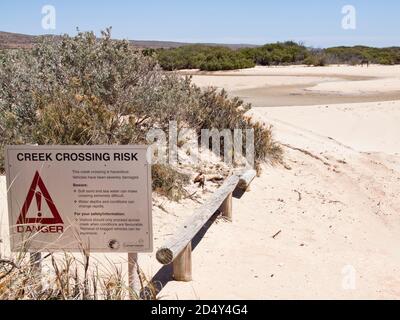 Traversata di sabbia solo su un fuoristrada 4x4 attraverso il Tidal Yardie Creek fino alla stazione di Ningaloo, al Parco Nazionale di Cape Range, Australia Occidentale Foto Stock