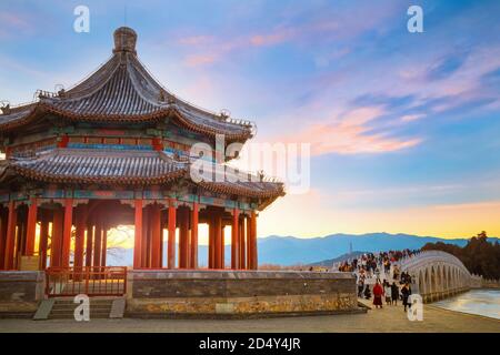 Pechino, Cina - Gen 13 2020: Padiglione Kuoru al Palazzo d'Estate, situato nel mezzo della diga orientale ad est del Ponte dell'Arco del 17 che si collega a. Foto Stock