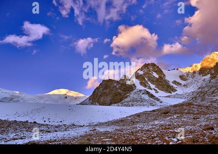 Cime di montagna illuminate dai primi raggi del sole; alba pittoresca in montagna Foto Stock