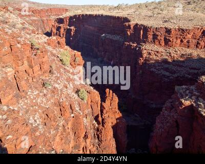 Red Gorge e Junction Pool da Oxers Lookout, Karijini National Park, Australia occidentale Foto Stock