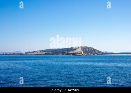 L'isola di Iron Pot e il faro con Betsey Island sullo sfondo, fiume Derwent, Tasmania Foto Stock