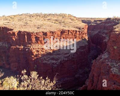 Scogliere di ferro ricoperte di spinifex sopra la gola di Joffre da Oxers Lookout, Karijini National Park, Australia occidentale Foto Stock