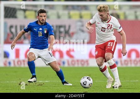 Danzica, Polonia. 11 Ott 2020. Alessandro Florenzi d'Italia (L) e Kamil Jozwiak di Polonia (R) in azione durante la partita della UEFA Nations League tra Polonia e Italia allo stadio Energa. (Punteggio finale: Polonia 0:0 Italia) Credit: SOPA Images Limited/Alamy Live News Foto Stock