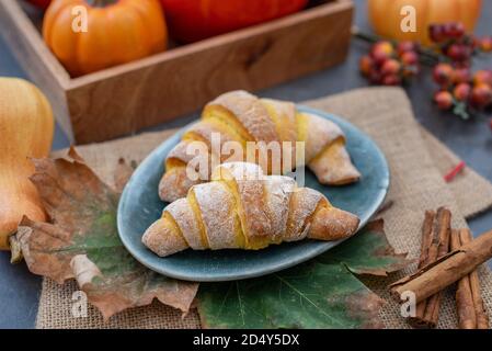 Dolci rotoli di zucca fatti in casa su un tavolo Foto Stock