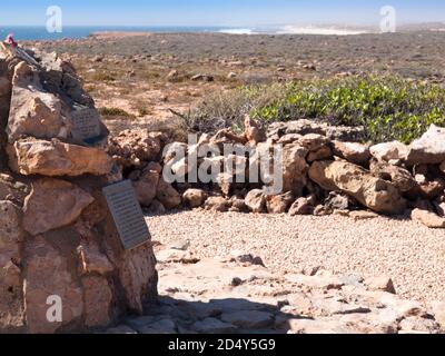 Guardando a nord dall'HMAS Sydney II Memorial Cairn, Point Quobba, Carnarvon, Australia Occidentale. Foto Stock