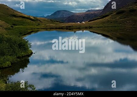 Campeggio presso il lago Cataract sul 485 Mile Colorado Trail, vicino a Lake City, Colorado Foto Stock