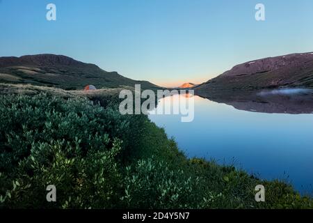 Campeggio presso il lago Cataract sul 485 Mile Colorado Trail, vicino a Lake City, Colorado Foto Stock