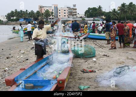 VELANKANNI, INDIA persone che pregano alla Basilica nostra Signora della buona Salute/Santuario/Chiesa di Madre Maria. Centro di pellegrinaggio Cristiani Velankanni, Tamil Nadu Foto Stock