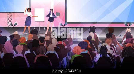 donna che fa la presentazione che parla al pubblico dal randello delle donne del palcoscenico ragazze che sostengono l'una l'altra unione di femministi concetto vettore orizzontale illustrazione Illustrazione Vettoriale