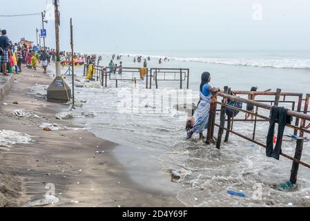 VELANKANNI, INDIA persone che pregano alla Basilica nostra Signora della buona Salute/Santuario/Chiesa di Madre Maria. Centro di pellegrinaggio Cristiani Velankanni, Tamil Nadu Foto Stock