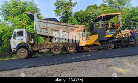 02 Ottobre 2020 : Reengus, Jaipur, India / Vista ravvicinata sui lavoratori e sulle macchine per l'asfaltatura Foto Stock