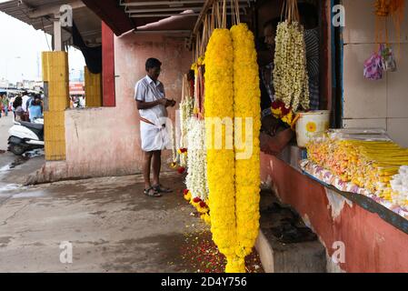 VELANKANNI, INDIA persone che pregano alla Basilica nostra Signora della buona Salute/Santuario/Chiesa di Madre Maria. Centro di pellegrinaggio Cristiani Velankanni, Tamil Nadu Foto Stock