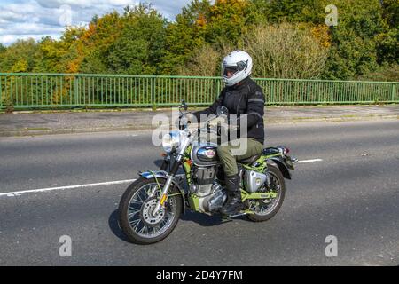 MK69OHP 2019 Green Royal Enfield Bullet Trials 500; motociclista; trasporto a due ruote, motociclette, veicoli, strade, motociclette, motociclisti a motore a Chorley, Regno Unito Foto Stock