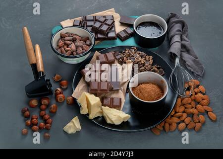 Deliziose barrette di cioccolato e pezzi con noci. Foto Stock