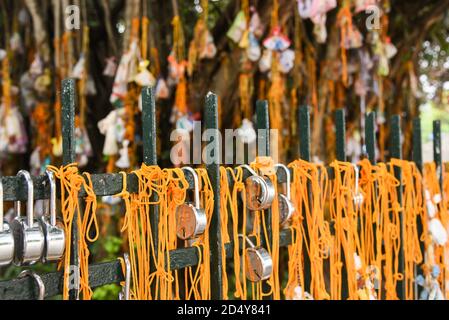 VELANKANNI, INDIA persone che pregano alla Basilica nostra Signora della buona Salute/Santuario/Chiesa di Madre Maria. Centro di pellegrinaggio Cristiani Velankanni, Tamil Nadu Foto Stock