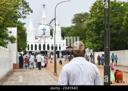 VELANKANNI, INDIA persone che pregano alla Basilica nostra Signora della buona Salute/Santuario/Chiesa di Madre Maria. Centro di pellegrinaggio Cristiani Velankanni, Tamil Nadu Foto Stock