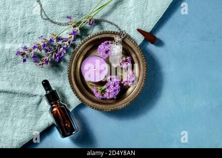 Disegno di bandiera di aromaterapia con spazio di copia. Cono di incenso, olio essenziale, candela profumata, flaconcino di profumo, vervana e lavanda, sparato dall'alto Foto Stock