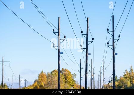Corridoio di linea elettrica con molti poli di linea elettrica Foto Stock