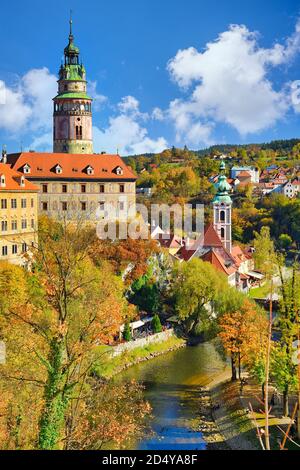 Castello di Stato e Chateau Cesky Krumlov, Repubblica Ceca, Città Vecchia e Autunno nel pomeriggio con il cielo blu e le belle nuvole. Foto Stock