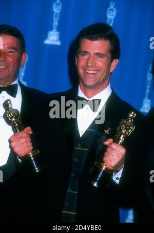 Los Angeles, California, USA 25 marzo 1996 il regista Mel Gibson si pone con i suoi Oscar come miglior regista e miglior immagine per "Braveheart" al 68th Annual Academy Awards al Dorothy Chandler Pavilioin il 25 marzo 1996 a Los Angeles, California, USA. Foto di Barry King/Alamy Stock foto Foto Stock