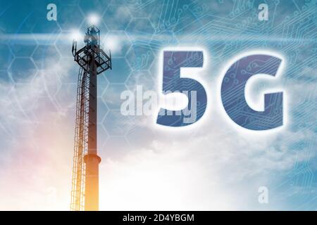 antenna per telecomunicazioni 5g su un cielo blu chiaro con un'immagine chip. Concetto di comunicazione, tecnologie e telecomunicazioni. Foto Stock