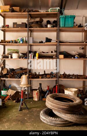 Scaffali di stoccaggio in un'officina di ingegneria Foto Stock