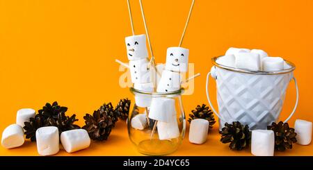 Fai da te marshmallows bianco dolcetto per bambini divertente marshmallow pupazzo di neve di natale. Passo dopo passo. Foto Stock