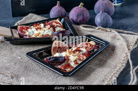 Fichi con formaggio e mandorle in tegole di raclette Foto Stock