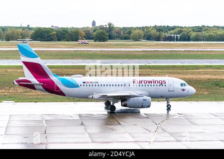 7 ottobre 2020, Berlino, all'aeroporto di Berlino-Tegel 'otto Lilienthal' è attualmente - nonostante Corona - in corso operazioni con vari decolli e atterraggi. Una macchina della compagnia aerea Eurowings GmbH sul campo aereo. Le operazioni di volo termineranno l'8 novembre 2020 e l'aeroporto dovrebbe chiudersi a maggio 2021. | utilizzo in tutto il mondo Foto Stock