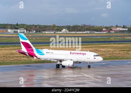 7 ottobre 2020, Berlino, all'aeroporto di Berlino-Tegel 'otto Lilienthal' è attualmente - nonostante Corona - in corso operazioni con vari decolli e atterraggi. Una macchina della compagnia aerea Eurowings GmbH sul campo aereo. Le operazioni di volo termineranno l'8 novembre 2020 e l'aeroporto dovrebbe chiudersi a maggio 2021. | utilizzo in tutto il mondo Foto Stock