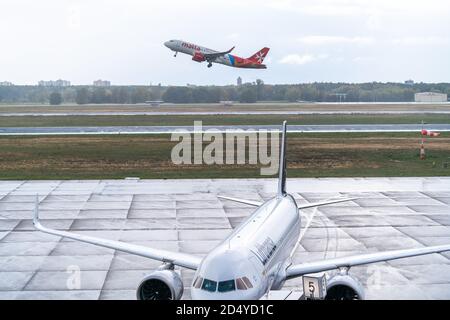 7 ottobre 2020, Berlino, all'aeroporto di Berlino-Tegel 'otto Lilienthal' è attualmente - nonostante Corona - in corso operazioni con vari decolli e atterraggi. Un aereo Lufthansa sul campo d'aviazione. Un aereo Air Malta plc sta decolando in background. Le operazioni di volo termineranno l'8 novembre 2020 e l'aeroporto dovrebbe chiudersi a maggio 2021. | utilizzo in tutto il mondo Foto Stock