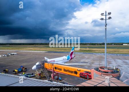 7 ottobre 2020, Berlino, all'aeroporto di Berlino-Tegel 'otto Lilienthal' è attualmente - nonostante Corona - in corso operazioni con vari decolli e atterraggi. Una macchina della compagnia aerea Eurowings GmbH sul campo d'aviazione alla corsia. Le operazioni di volo termineranno l'8 novembre 2020 e l'aeroporto dovrebbe chiudersi a maggio 2021. | utilizzo in tutto il mondo Foto Stock