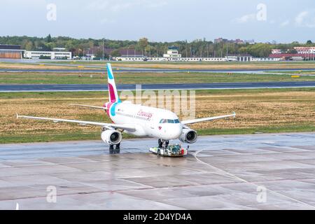 7 ottobre 2020, Berlino, all'aeroporto di Berlino-Tegel 'otto Lilienthal' è attualmente - nonostante Corona - in corso operazioni con vari decolli e atterraggi. Una macchina della compagnia aerea Eurowings GmbH sul campo aereo. Le operazioni di volo termineranno l'8 novembre 2020 e l'aeroporto dovrebbe chiudersi a maggio 2021. | utilizzo in tutto il mondo Foto Stock