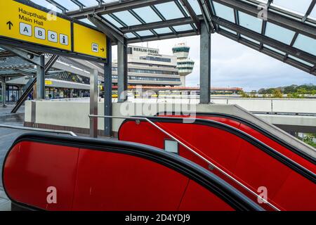 7 ottobre 2020, Berlino, all'aeroporto di Berlino-Tegel 'otto Lilienthal' è attualmente - nonostante Corona - in corso operazioni con vari decolli e atterraggi. Una scala mobile per la sala principale dell'aeroporto. Le operazioni di volo termineranno l'8 novembre 2020 e l'aeroporto dovrebbe chiudersi a maggio 2021. | utilizzo in tutto il mondo Foto Stock