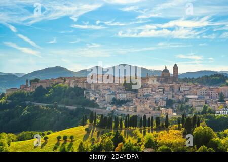 Skyline della città di Urbino e paesaggio rurale. Sito patrimonio dell'umanità dell'UNESCO. Regione Marche, Italia, Europa. Foto Stock