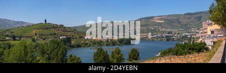 Regua / Portogallo - 07 25 2019 : Vista aerea panoramica sul fiume Douro su Regua, paesaggio tipico degli altopiani nel nord del Portogallo, livelli Foto Stock