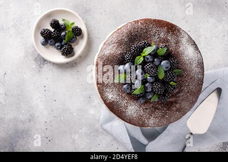 torta al cioccolato con more, mirtilli Foto Stock