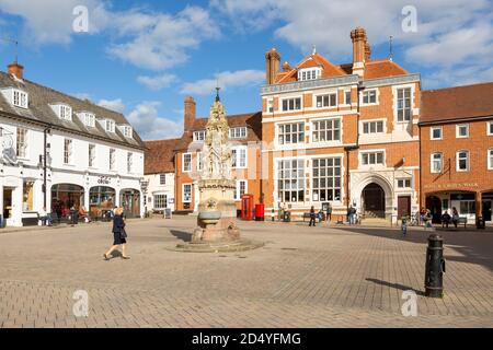 Edifici storici nella piazza del mercato della città, Saffron Walden, Essex, Inghilterra, Regno Unito Foto Stock