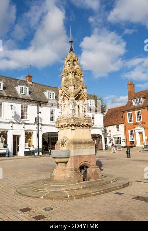 Storica fontana da bere nella piazza del mercato della città, Saffron Walden, Essex, Inghilterra, Regno Unito Foto Stock