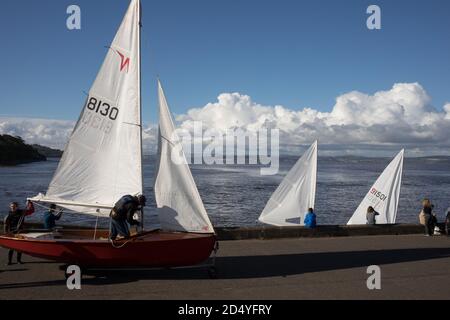 Lancio di piccoli yacht sul lungomare di Cramond, a Cramond, Scozia, 4 ottobre 2020. Foto Stock