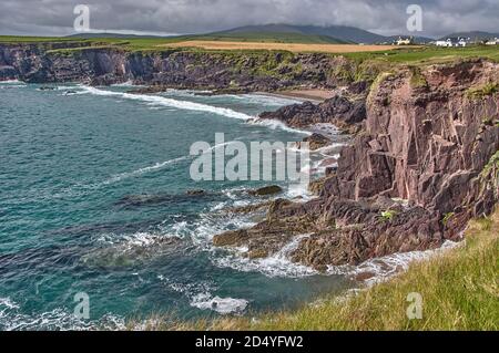 Bellissima costa al Ring of Kerry, Irlanda. Enormi scogliere sul Ring of Kerry Ireland. Vista sulle isole Skellig, Irlanda. Foto Stock